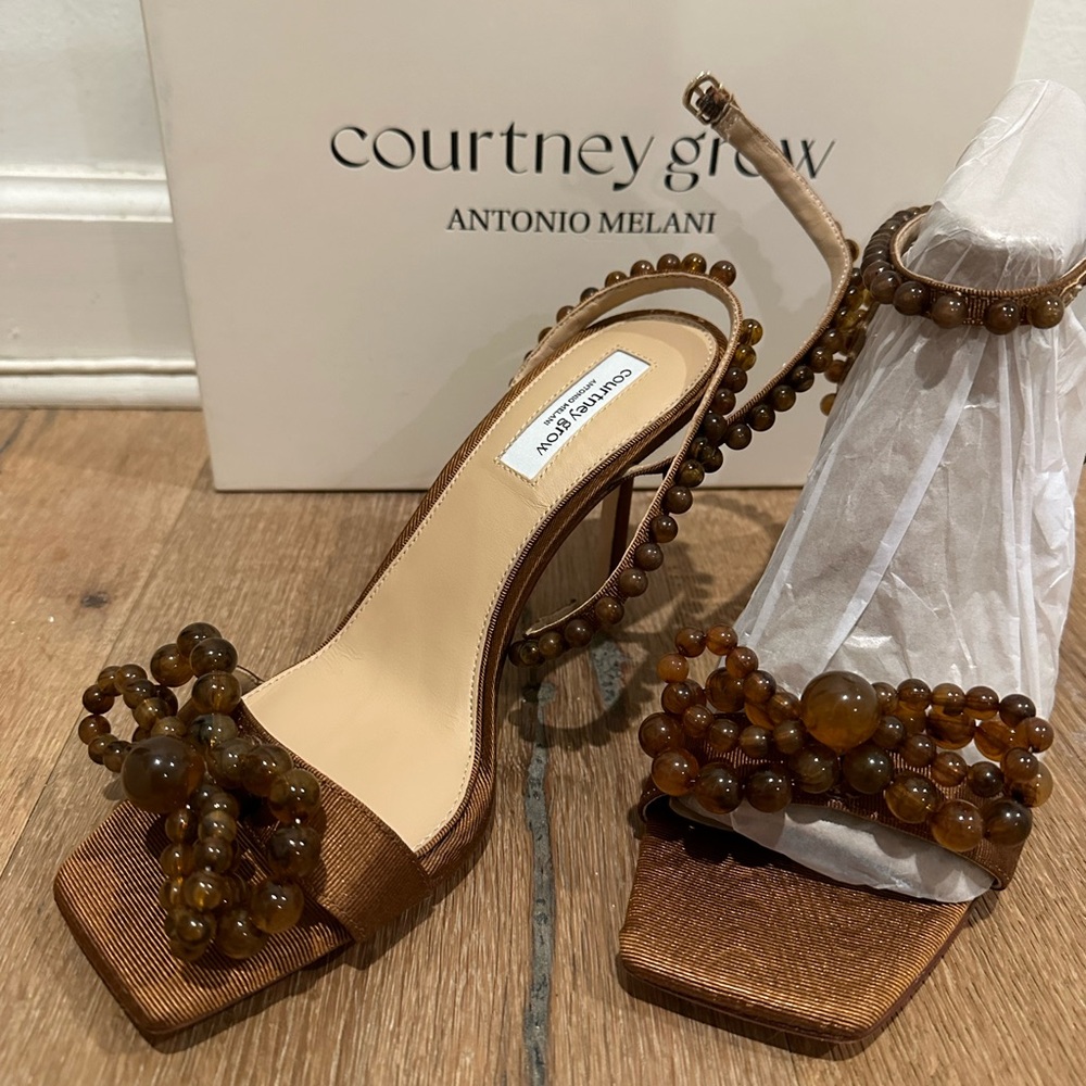 Antonio Melani × Courtney Grow Lily Ornamented Bow
Mid Heel. Size 8.5